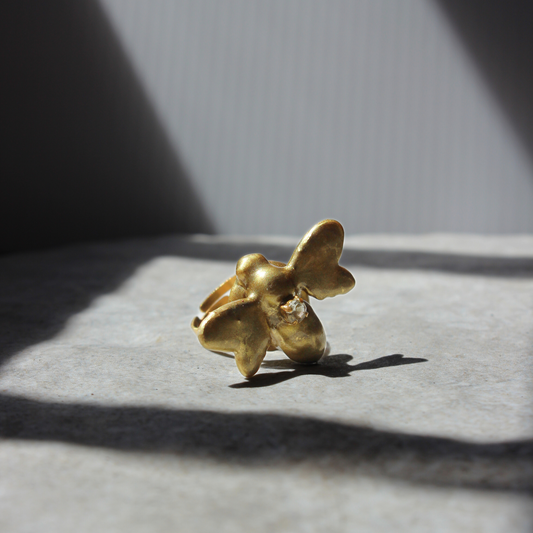 Anillo con forma de insecto dorado de acero inoxidable ajustable.