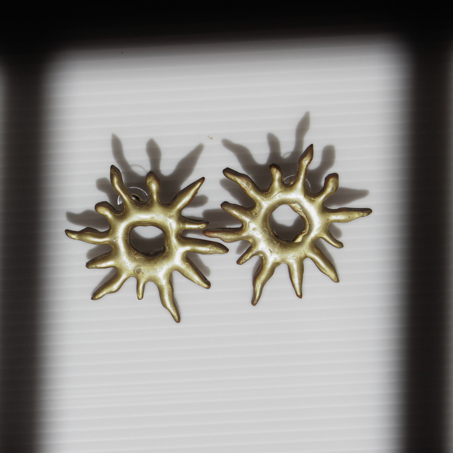 Pendientes hechos a mano color dorado con forma de sol