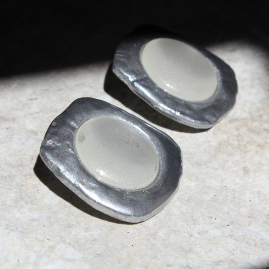 Pendientes hechos a mano de arcilla color plateado metalizado