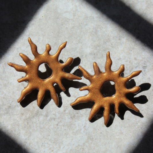 Pendientes en forma de sol hechos a mano con arcilla polimérica color bronce