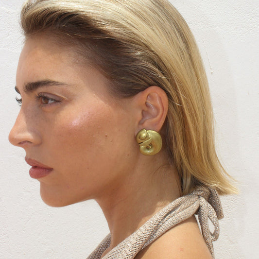 pendientes botón dorados hechos a mano