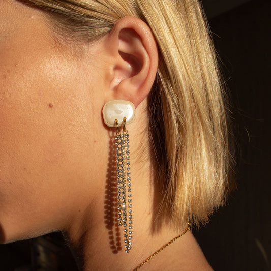 pendientes largos y brillantes de mujer