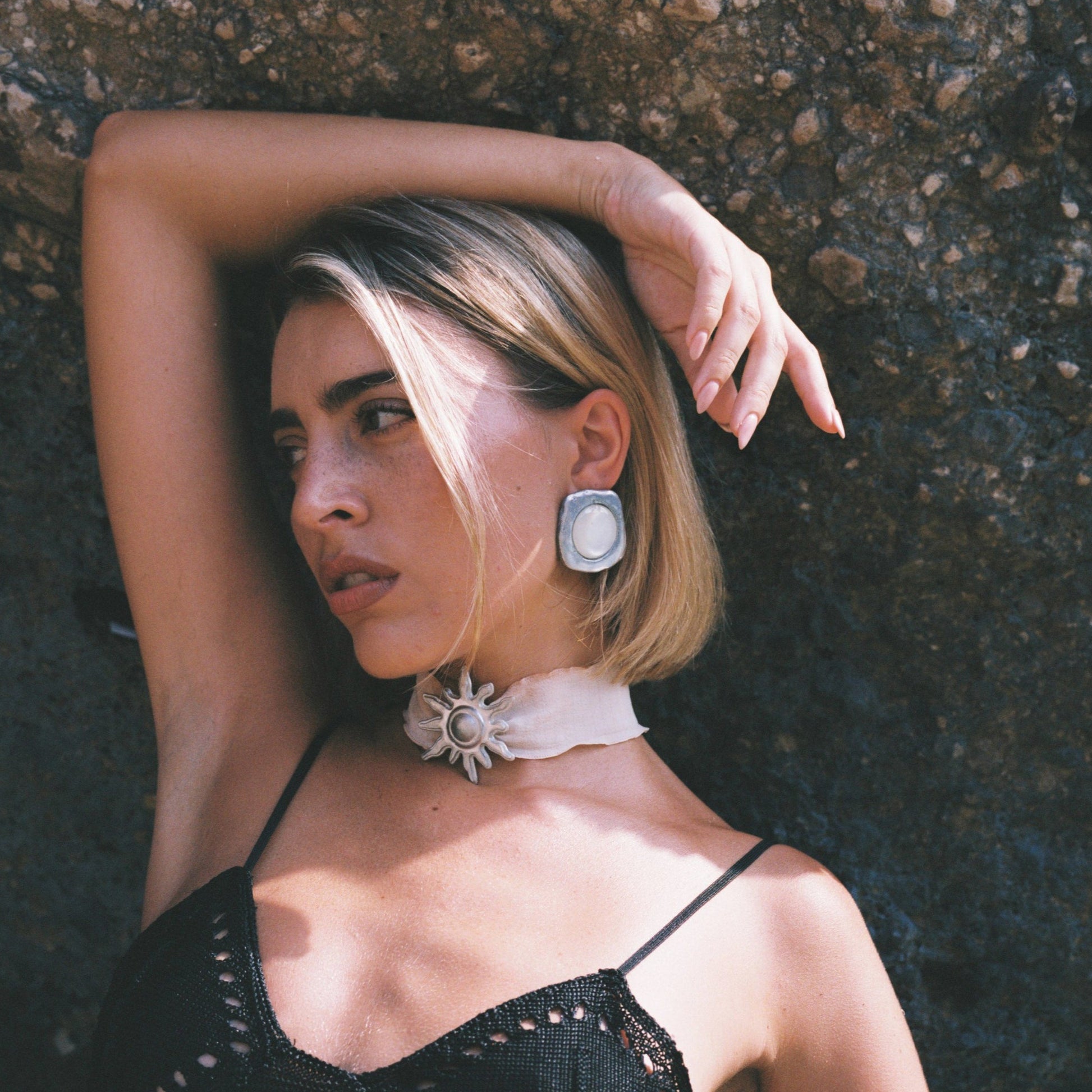 Collar y pendientes plateados y blancos