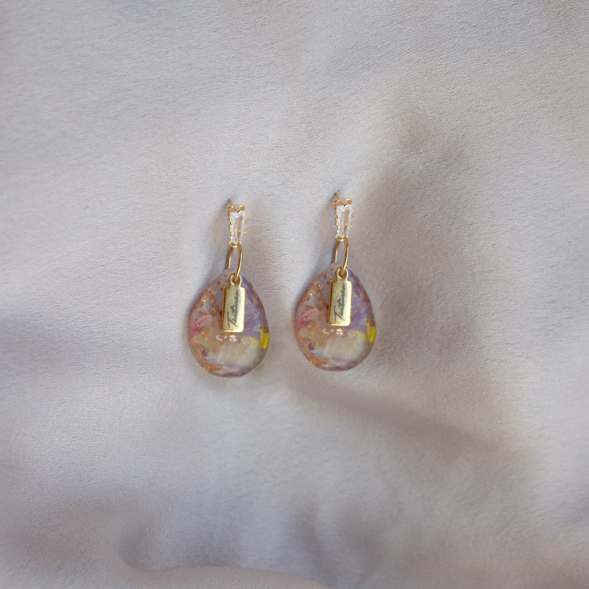 Pendientes de resina con flores secas